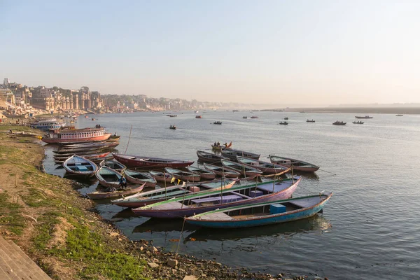 Vārānasi India Mar 2018 Bankerna Den Heliga Ganges Floden Tidigt — Stockfoto