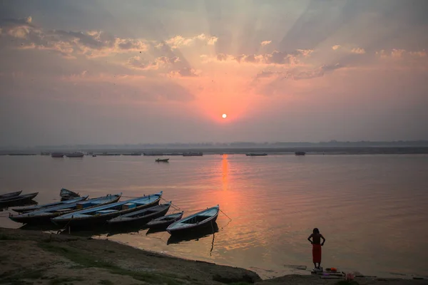 Varanasi Indie Březen 2018 Muž Myje Listů Řece Svaté Ganga — Stock fotografie