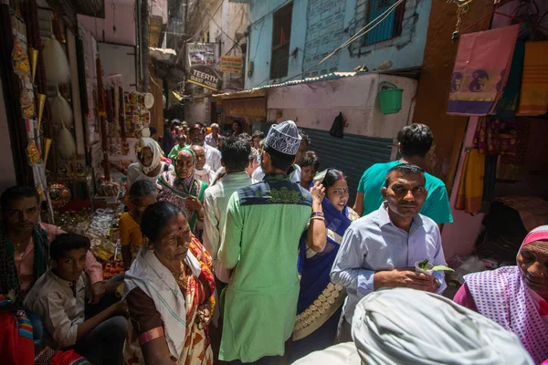 Varanasi Indie Březen 2018 Jeden Mnoha Úzkými Uličkami Centru Starého — Stock fotografie