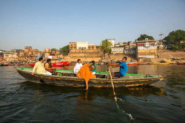 Varanasi Índia Mar 2018 Barqueiros Barco Deslizam Pela Água Rio — Fotografia de Stock