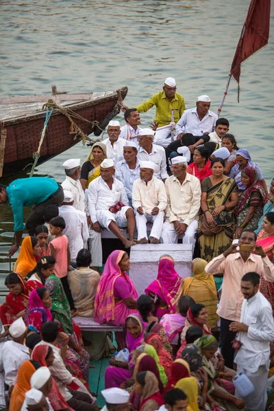 Varanasi Índia Mar 2018 Peregrinos Esperam Ritual Agni Pooja Sânscrito — Fotografia de Stock