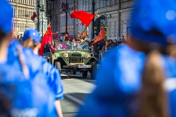次世界大戦でナチス ドイツ上の勝利の第 記念日をマーキング 戦勝記念日のお祝いのサンクトペテルブルク ロシア連邦 2018 不滅の連隊の間に — ストック写真