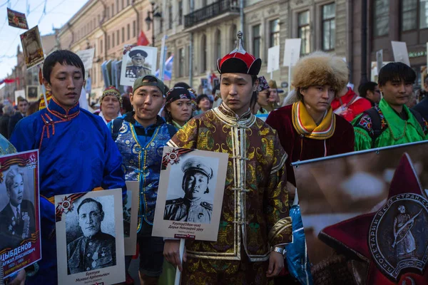 Petersburg Rusia Mayo 2018 Gente Sostiene Banderas Fotos Los Soldados —  Fotos de Stock