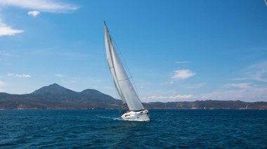 Yelkenli gemi lüks tekne Akdeniz'de beyaz Yelkenli.