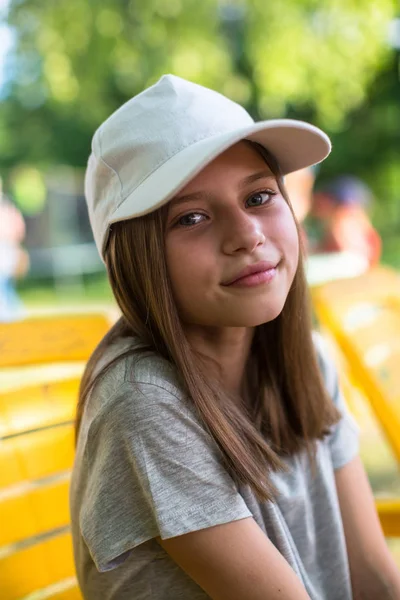 Aranyos Tini Lány Portréja Szabadban Sapka — Stock Fotó