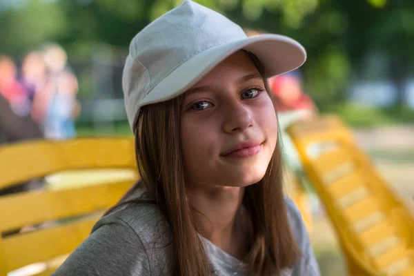 Sevimli Genç Kız Portre Şapkalı Açık Havada — Stok fotoğraf