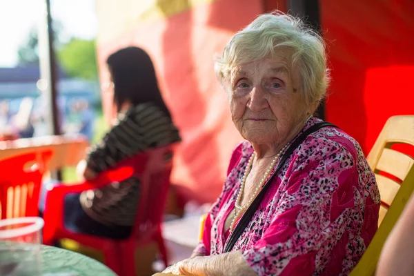 Eine Ältere Frau Sitzt Einem Offenen Sommercafé — Stockfoto