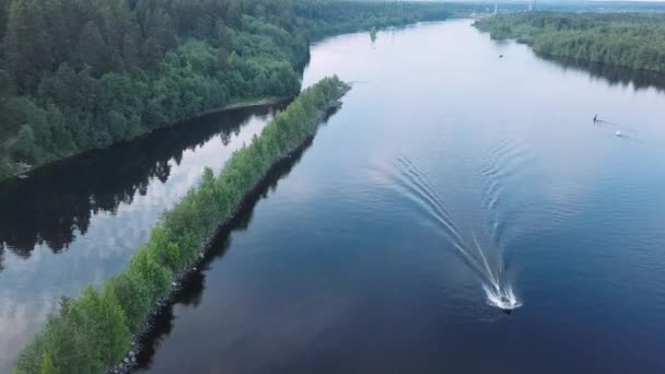 Летающий Над Широкой Рекой Скоростной Лодкой Плывущей Направлении — стоковое видео