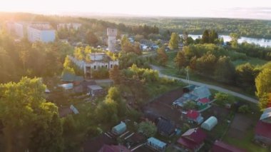 Uçan üzerinde düşük katlı ahşap binalar Nikolsky Köyü, Leningrad region yakınındaki Karelya, Rusya Federasyonu.