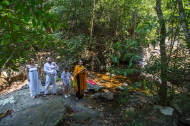 Koh Chang, Tayland - 10 Mar 2018: Sırasında vaftiz - manevi doğum Hıristiyan ayini. Tayland'da şu anda 10 Ortodoks yerleşim birimleri, Ortodoks nüfus %0,002 tarafından uygulanmaktadır.