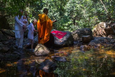 Koh Chang, Tayland - 10 Mar 2018: Sırasında vaftiz - manevi doğum Hıristiyan ayini. Tayland'da şu anda 10 Ortodoks yerleşim birimleri, Ortodoks nüfus %0,002 tarafından uygulanmaktadır.