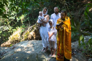 Koh Chang, Tayland - 10 Mar 2018: Hıristiyan Ortodoks ayini sırasında vaftiz. Tayland'da şu anda 10 Ortodoks yerleşim birimleri, Ortodoks nüfus %0,002 tarafından uygulanmaktadır.