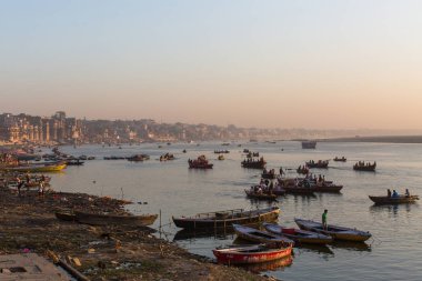 Varanasi, Hindistan - 18 Mar 2018: Sabahın erken saatlerinde kutsal Ganj Nehri kıyısında. Efsaneye göre Varanasi şehir Tanrı Shiva tarafından 5000 yıl önce kurulmuş.