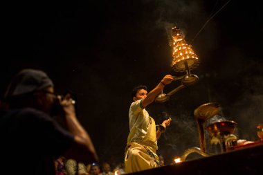 Varanasi, Hindistan - 23 Mar 2018: Hindu rahip Agni Pooja gerçekleştirmek (Sanskritçe: ibadet of Fire) üzerinde Dashashwamedh Ghat - ana ve en eski ghat Varanasi, Ganj bulunan..