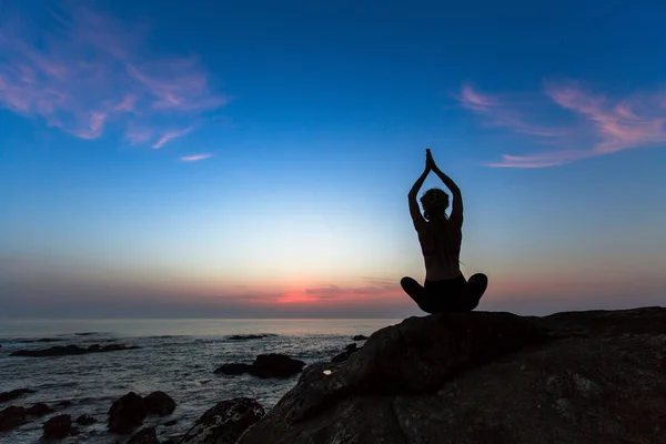 Silhouette Una Giovane Donna Che Pratica Esercizi Yoga Sull Oceano — Foto Stock