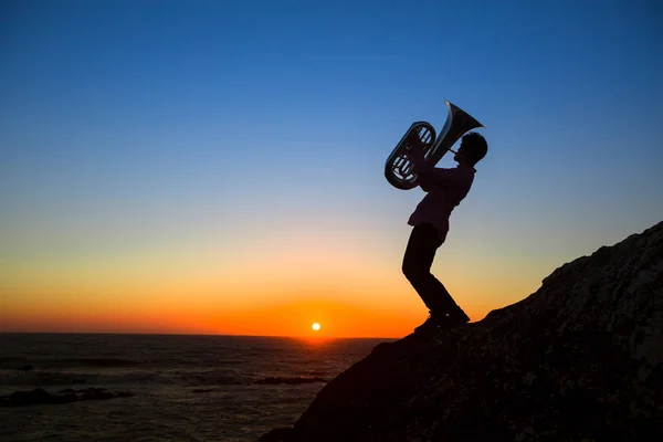 Silhouette Musicien Jouer Tuba Sur Côte Océan Coucher Soleil Incroyable — Photo