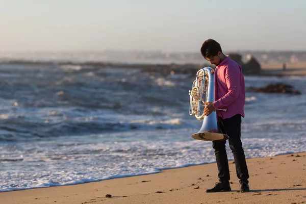 Muzyk Tuba Wybrzeżu Oceanu — Zdjęcie stockowe