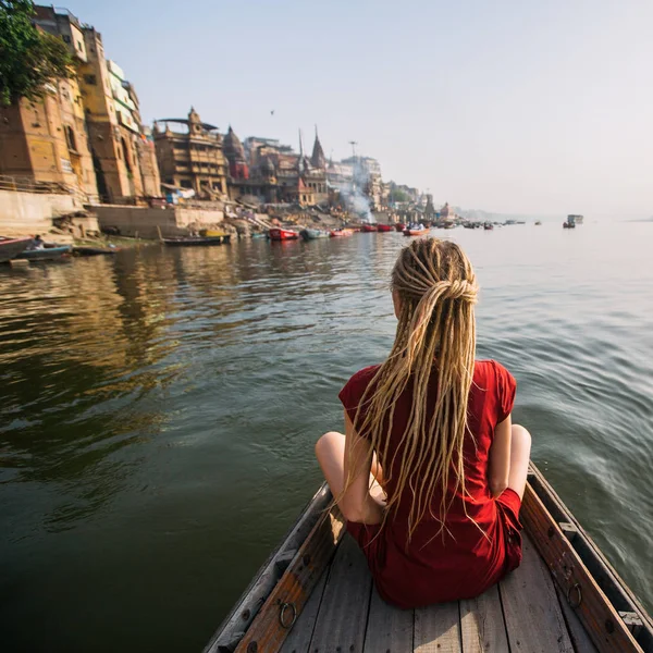 Woman Traveler Boat Ganges River Waters Varanasi India — Stock Photo, Image