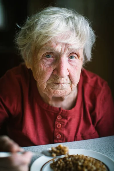 Μια Ηλικιωμένη Γυναίκα Λυπημένος Τρώει Κουάκερ Πορτρέτο — Φωτογραφία Αρχείου