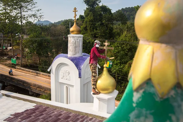 Koh Chang Thailand Feb 2018 Orthodox Priest Refreshes Crosses Domes — Stock Photo, Image