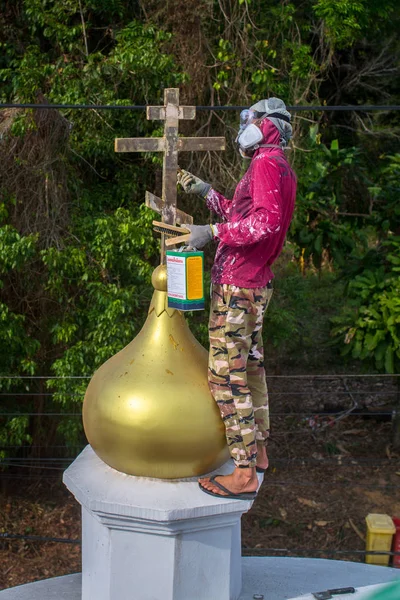 Koh Chang Tajlandia Lutego 2018 Kapłan Prawosławny Odświeża Krzyże Kopuły — Zdjęcie stockowe