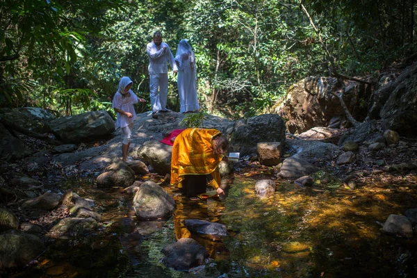 Кох Чанг Тайланд Мар 2018 Время Обрядов Крещение Погружение Воду — стоковое фото
