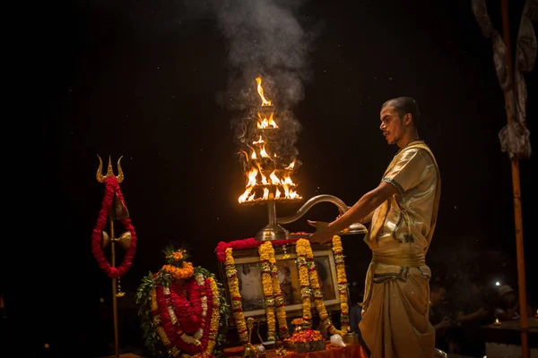 Varanasi, Hindistan - 15 Mar 2018: Bir grup rahip Agni Pooja gerçekleştirmek (Sanskritçe: ibadet of Fire) üzerinde Dashashwamedh Ghat - ana ve en eski ghat Varanasi, Ganj bulunan..