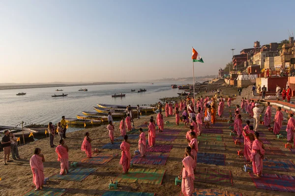 Varanasi Indien März 2018 Junge Hinduistische Mönche Führen Eine Zeremonie — Stockfoto