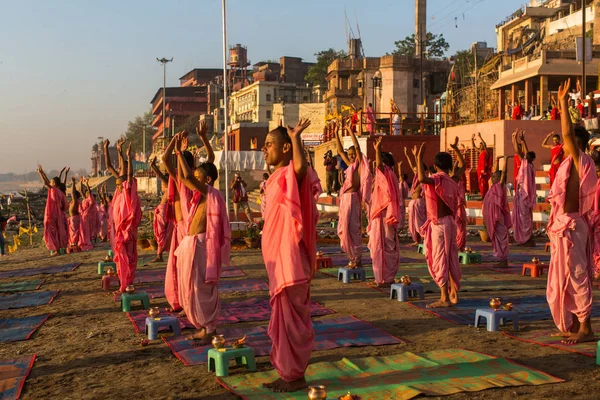 Varanasi Indien Mar 2018 Unga Hinduiska Munkar Genomföra Ceremoni För — Stockfoto