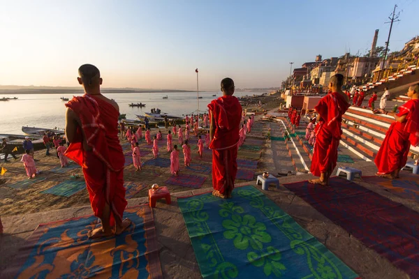 バラナシ インド 2018 若いヒンドゥー教の僧侶は ガンジス河のほとりに夜明けに合わせて式を実施 インドの旗を上げます バラナシはヒンズー教の の神聖な都市の一つ — ストック写真