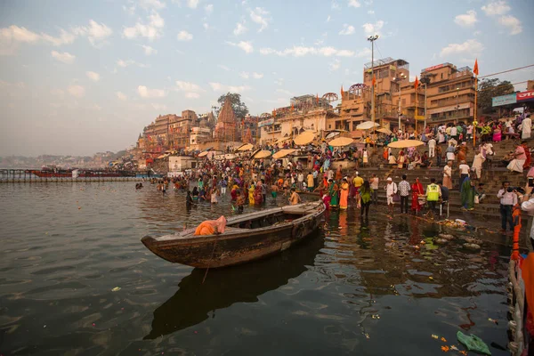 Varanasi, Hindistan - 22 Mar 2018: Hacılar sabahın erken saatlerinde su kutsal Ganj Nehri Dalma. Efsaneye göre şehrin yaklaşık 5000 yıl önce Tanrı Shiva tarafından kuruldu.