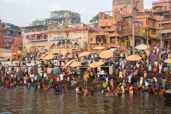 Varanasi Indien Mar 2018 Störta Pilgrimer Vatten Heliga Ganges Floden — Stockfoto