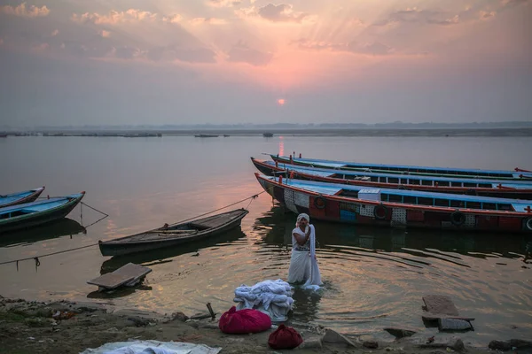 Varanasi India Mar 2018 Een Man Wast Bladen Heilige Ganges — Stockfoto