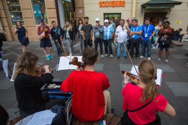 Rusya'nın St.Petersburg - 23 Haziran 2018: Nevsky prospect FIFA hayranları festival katılımcıların şehir merkezinde.