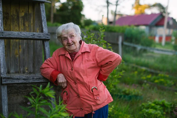 Een Oudere Vrouw Staat Buurt Van Haar Huis Het Dorp — Stockfoto