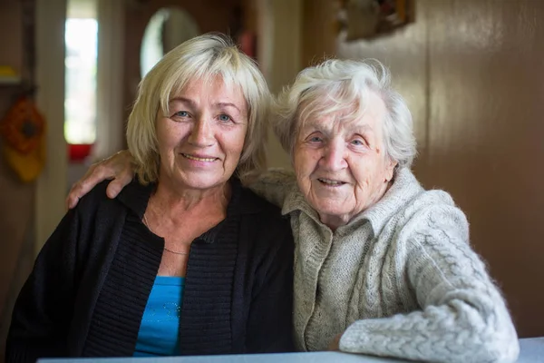 Ältere Frau Mit Ihrer Erwachsenen Tochter — Stockfoto