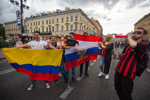 市内中心部のネフスキー大通りに Fifa ファン祭りのサンクトペテルブルク ロシア連邦 2018 参加者 — ストック写真