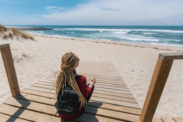 Blonde Fille Avec Les Dreads Est Sur Chemin Océan — Photo