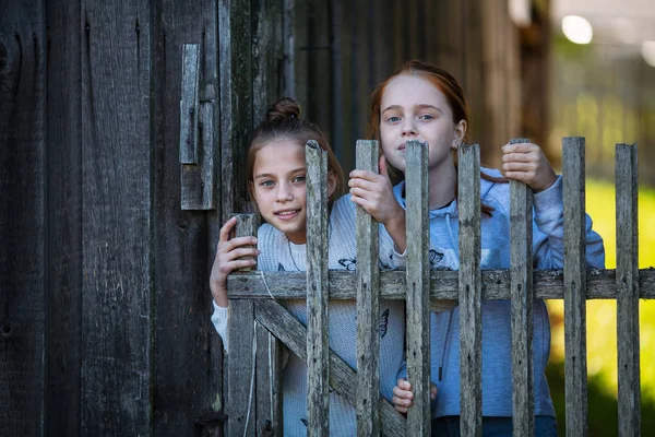 Två Tonårstjejer Systrar Utomhus Byn Porträtt — Stockfoto