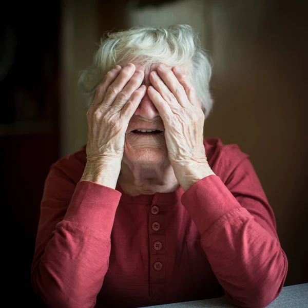 Femme Âgée Couvre Visage Avec Les Mains Ridées — Photo