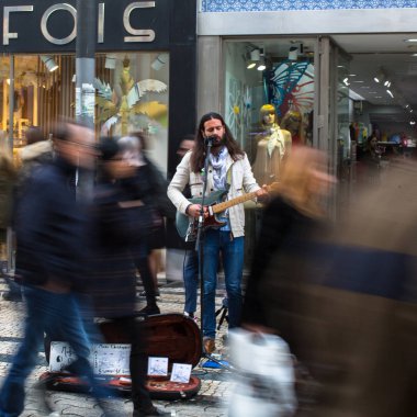 Porto, Portekiz - 4 Mar 2017: Bilinmeyen sokak müzisyen eski şehir merkezindeki caddeleri üzerinde. Porto şehir 20 en iyi Avrupa hedefe 2017 seçildi ve bu prestijli unvanını kazandı.