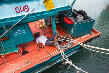 Koh Chang, Tayland - 17 Şubat 2018: Yerli balıkçı köyü evler Stilts denize inşa oluşan Doğu Kıyısı üzerinde. 5,356 nüfusu ile 8 köyleri oluşan Adası.