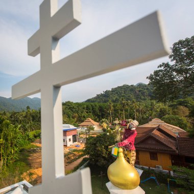 Koh Chang, Tayland - 24 Şubat 2018: Kilise kubbeleri üzerinde haçlar Ortodoks rahip yeniler. Tayland'da şu anda 10 Ortodoks bucak vardır ve Ortodoks nüfus %0,002 tarafından uygulanmaktadır.