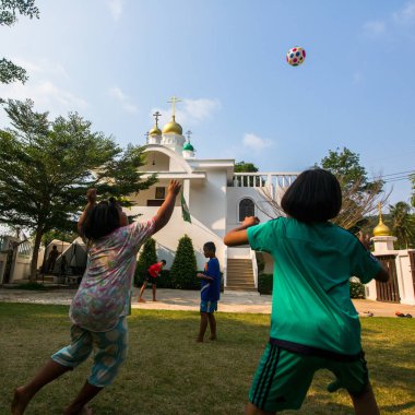 Koh Chang, Tayland - 25 Şubat 2018: Tay çocuklar Rus Ortodoks Kilisesi yakınındaki top oynamak. Tayland'da şu anda 10 Ortodoks yerleşim birimleri, Ortodoks nüfus %0,002 tarafından uygulanmaktadır.
