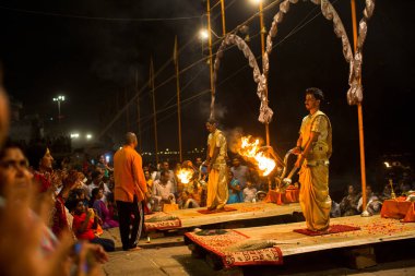 Varanasi, Hindistan - 15 Mar 2018: Rahipler grup gerçekleştirmek Agni Pooja (Sanskritçe - ibadet ateş) Dashashwamedh Ghat - ana ve en eski ghat Varanasi, Ganj bulunan.