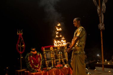 Varanasi, Hindistan - 15 Mar 2018: Rahipler grup gerçekleştirmek Agni Pooja (Sanskritçe - ibadet ateş) Dashashwamedh Ghat - ana ve en eski ghat Varanasi, Ganj bulunan.