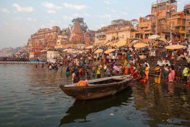 Varanasi, Hindistan - 22 Mar 2018: Hacılar sabahın erken saatlerinde su kutsal Ganj Nehri Dalma. Efsaneye göre şehrin yaklaşık 5000 yıl önce Tanrı Shiva tarafından kuruldu.
