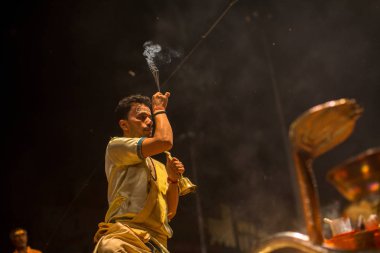 Varanasi, Hindistan - 23 Mar 2018: Hindu rahip Agni Pooja gerçekleştirmek (Sanskritçe: ibadet of Fire) üzerinde Dashashwamedh Ghat - ana ve en eski ghat Varanasi, Ganj bulunan..