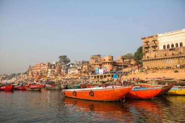 Varanasi, Hindistan - 26 Mar 2018: Bir tekne görünümünden suda Varanasi kıyı boyunca Ganj Nehri üzerinde süzülüyor. Efsaneye göre Varanasi Tanrı Shiva tarafından 5000 yıl önce kurulmuş.