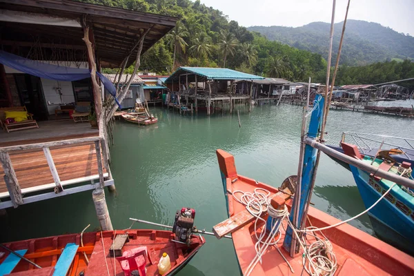 泰国象岛 2018年2月17日 东部海岸的渔村 它由在海中建造的高跷上的房屋组成 包含8个村庄的海岛与5356个居民 — 图库照片